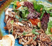 Салат с рваной свининой BBQ и жареными вешенками