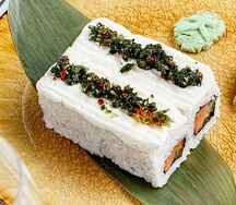 Ролл с лососем, сливочным сыром и соусом чимичурри