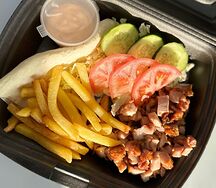 Durum на тарелке с курицей