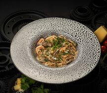 С говядиной и креветками