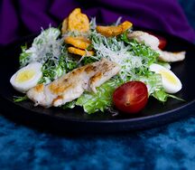 Салат Цезарь с курицей