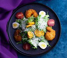 Салат Цезарь с креветками фри