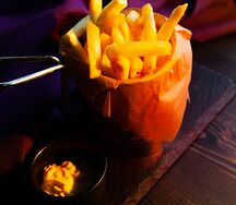 Картофель фри с сырным соусом