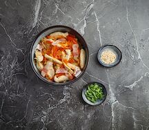 Жареный рис с курицей и беконом