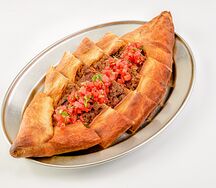 Пиде с говядиной и овощной сальсой
