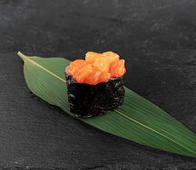 Гункан с лососем