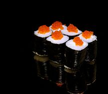 Ролл со сливочным сыром и икрой лосося