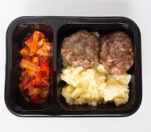 Картофельное пюре с говяжьими котлетами и овощным рагу