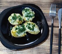 Картофель запеченный на углях с копчёной курицей и сыром