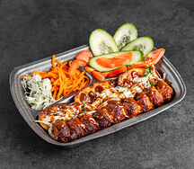 Фирменная шаурма с кебабом из курицы на тарелке