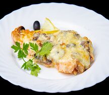 Семга, запеченная с грибами