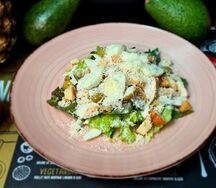 Цезарь с перепелиными яйцами