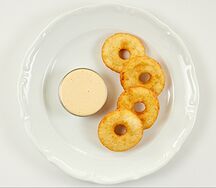 Пончики с карамельным соусом