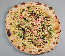 Пицца с грибами, куриным рулетом и сливочным карри