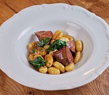 Блюдо ньокки с говяжьими щечками