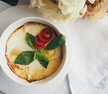 Яйцо кокот с семгой