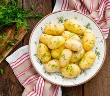 Молодой картофель с зеленью