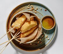 Жаренный сыр с конфитюром из груши и карамельным луком