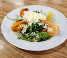Салат с рукколой и креветками