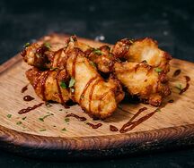 Куриные крылья в панировке с соусом BBQ