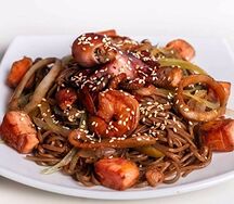 Wok соба с морепродуктами