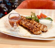 Люля-кебаб из курицы с тандырной лепёшкой и овощами