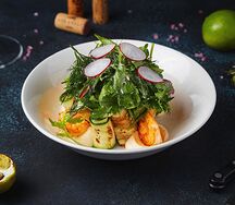 Салат из печеных овощей, домашнего кимчи и тигровых креветок
