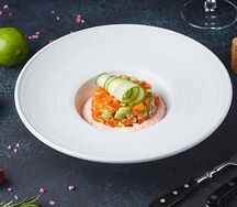 Тартар из лосося с соусом из креветок