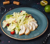 Салат Цезарь с курицей жареной на гриле