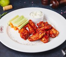 Куриные крылья со свежими овощами и соусом блю чиз