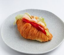 Круассан с креветками
