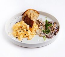 Скрэмбл с вешенками и шампиньонами