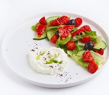 Овощной салат с печеным перцем и фетой