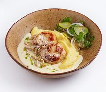 Котлета куриная с картофельным пюре и грибным соусом