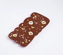 Шоколадная плитка Love из молочного шоколада с фундуком