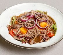 Салат с томленой говядиной