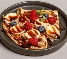 Блины с бананом и шоколадным соусом