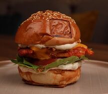 Фирменный бургер с курицей