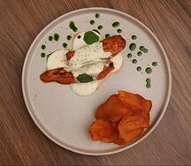 Куриная грудка с чипсами из батата и горчичным соусом