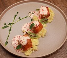 Запеченный лосось с кускусом и икорным соусом