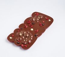 Шоколадная плитка LOVE из молочного шоколада с малиной
