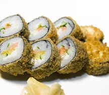 Жареный ролл с морепродуктами