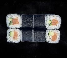 Ролл с лососем и огурцом
