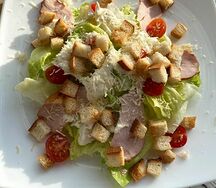 Салат Цезарь с курицей