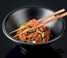 Wok с лососем