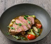 Стейк из тунца с овощами