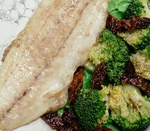 Филе судака с брокколи и вялеными томатами