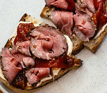 Брускетта с ростбифом и печеным перцем