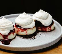 Сырники с вишней и заварным кремом