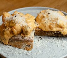 Горячая брускетта с морепродуктами